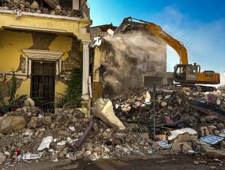 “Zelfs de doden liggen er nog”: wederopbouw half jaar na aardbeving Turkije verloopt moeizaam