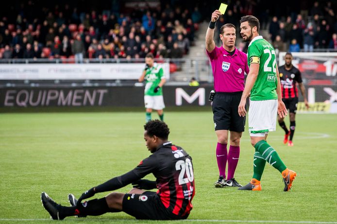 Scheidsrechter Danny Makkelie geeft Pablo Marí een gele kaart waardoor de aanvoerder geschorst is voor AZ zaterdag.