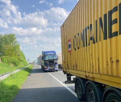 Twee vrachtwagens botsen op knooppunt Hooipolder, bijna uur vertraging op A27 richting Breda