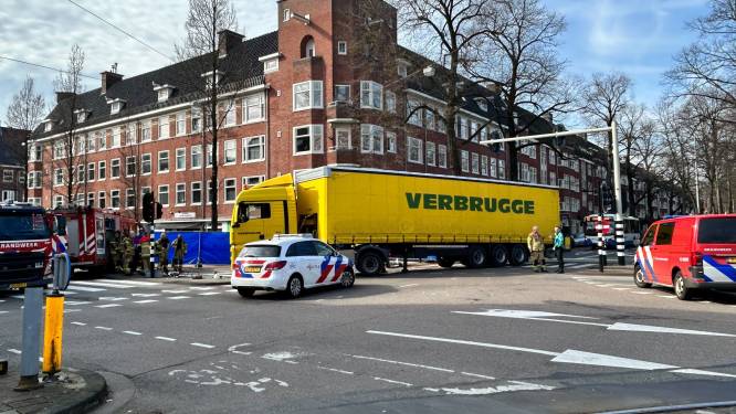Fietser zwaargewond na aanrijding met vrachtwagen in Amsterdam-Zuid