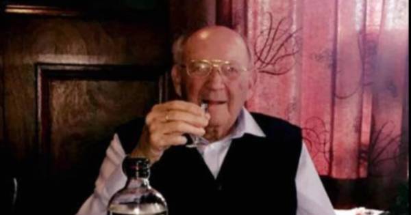 Piet (103) overleeft corona en geniet thuis weer van een borreltje