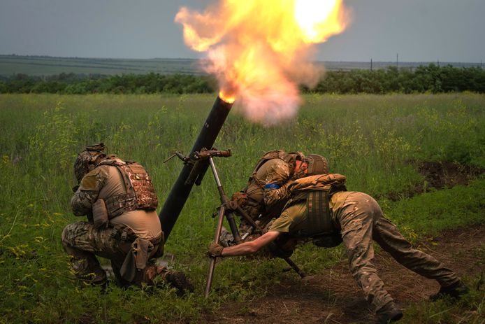 Oekraïense soldaten vuren op de Russische verdedigingslinie in de regio Zaporizja.