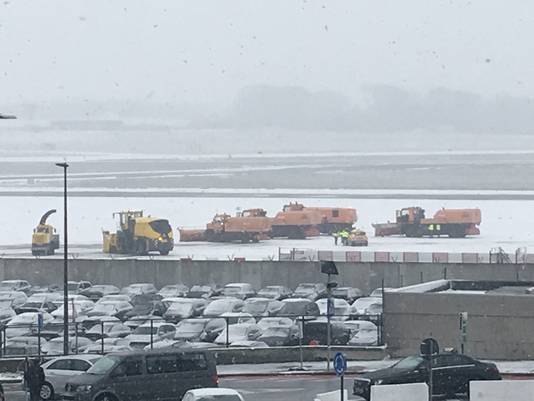 Sneeuwruimers stelden alles in het werk om de start- en landingsbanen sneeuwvrij te maken.