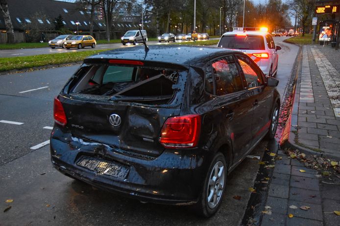 De auto raakte aan de achterzijde flink beschadigd.