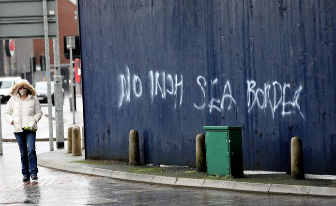 ‘Geen grens in de Ierse’ zee staat op een gebouw in Belfast geklad.