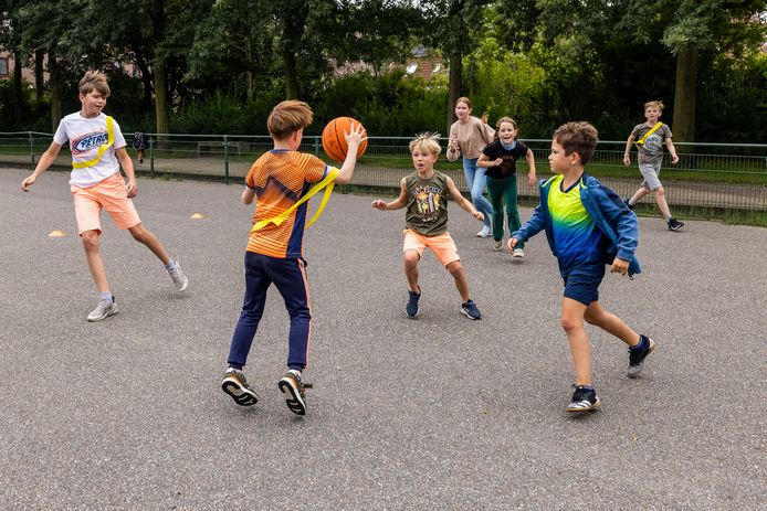 Kinderen spelen met een bal tijdens de Summer Games Westland in het Zandveltpark in ’s-Gravenzande.