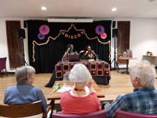 Terugblikken: dragqueens en ouderen komen bij muzikale bingo samen voor acceptatie