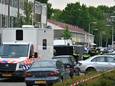 Politie doet inval aan Auskamplanden, waarbij meerdere wapens worden aangetroffen en verdachten worden gearresteerd.