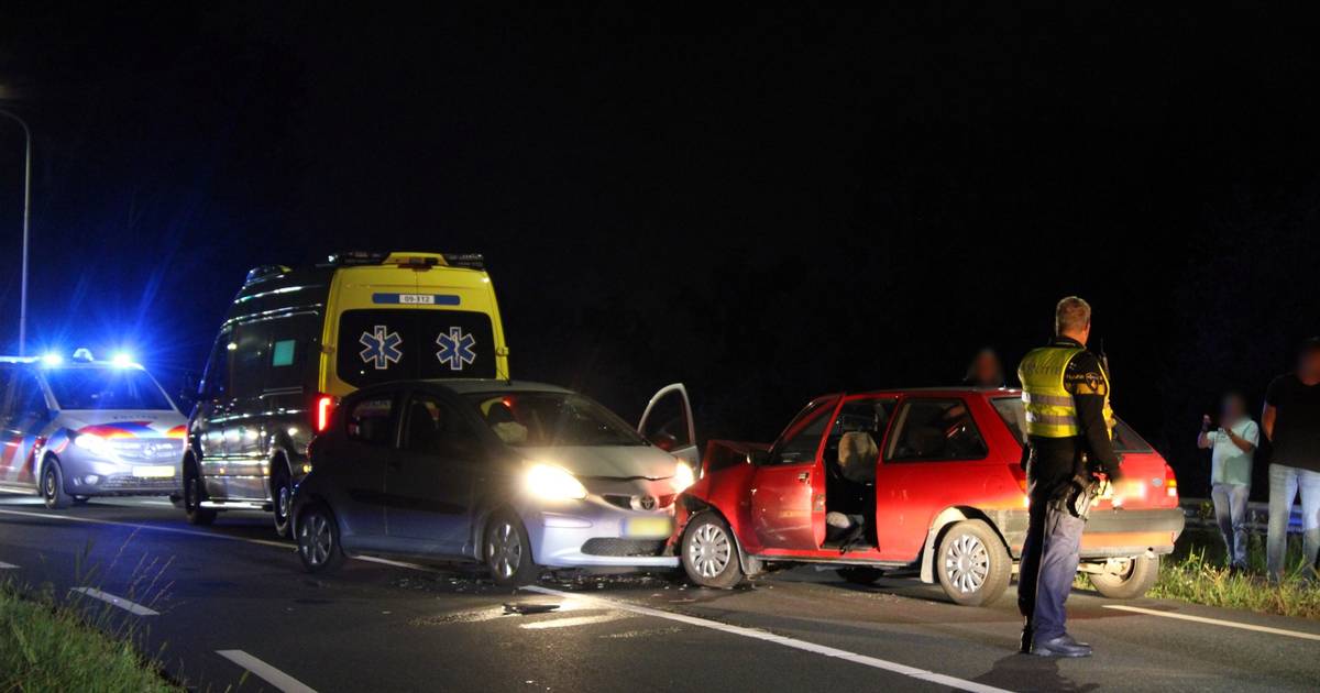 Gewonden en flinke schade nadat autos frontale botsing maken.