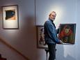 Henk Lassche met het portret dat Karel Appel maakte van Anke Gorter uit Hengelo.