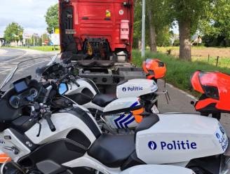 Politie Het Houtsche schrijft 14 boetes uit voor gsm'en achter het stuur: “Daarnaast droegen 4 mensen geen gordel”