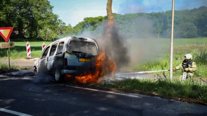 Auto brandt volledig uit na aanrijding in Velp: verkeer loopt volledig vast