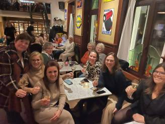 Dames verzamelen in café Memling voor avondje zonder voetbal maar met veel ambiance
