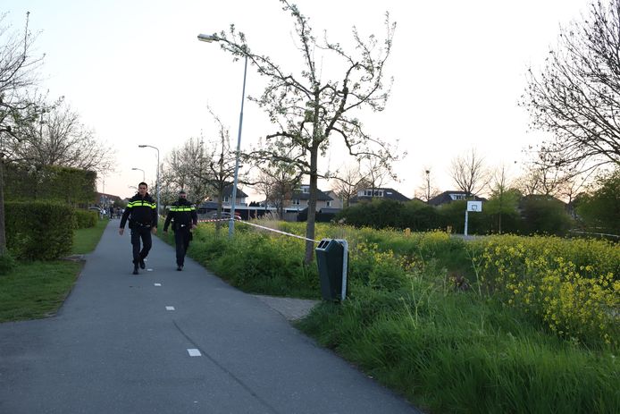 Agenten hebben wijkpark Passewaaij in Tiel afgezet met linten na een steekpartij waarbij een jongen gewond is geraakt.