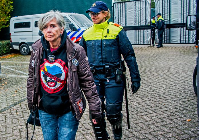 Een anti-piet demonstrant na haar arrestatie in Rotterdam in 2017, de arrestanten werden daarna naar het politiebureau in Maassluis gebracht.