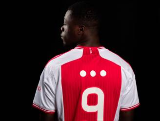 Spelers Ajax vandaag niet met naam, maar met drie stippen op shirt