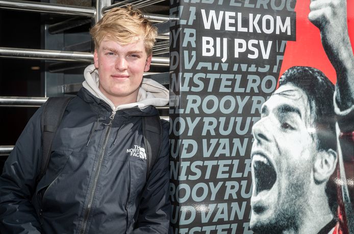 ED20220330-0017 Eindhoven PSV supporters vertellen hun bevinding over Ruud van Nistelrooy als nieuwe trainer. Marc Swolfs en Jelle Swolfs bij het hek van PSV en Mees Kersten bij een foto van Ruud van Nistelrooy.
