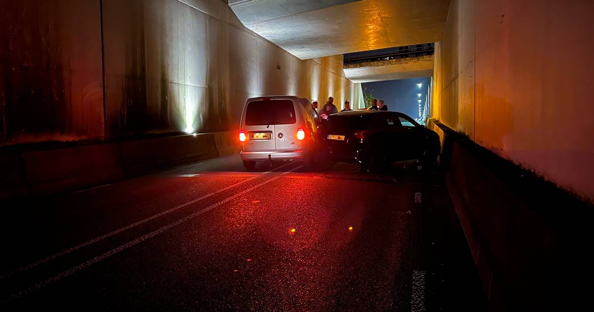 Twee autos blokkeren tunnelbak na kop-staartbotsing op N348 in Zutphen.
