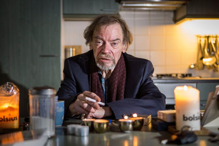 Literatuurprijs winnaar Wessel te Gussinklo aan de keukentafel waar hij in een schriftje zijn verhalen schrijft bij kaarslicht. Beeld Arie Kievit
