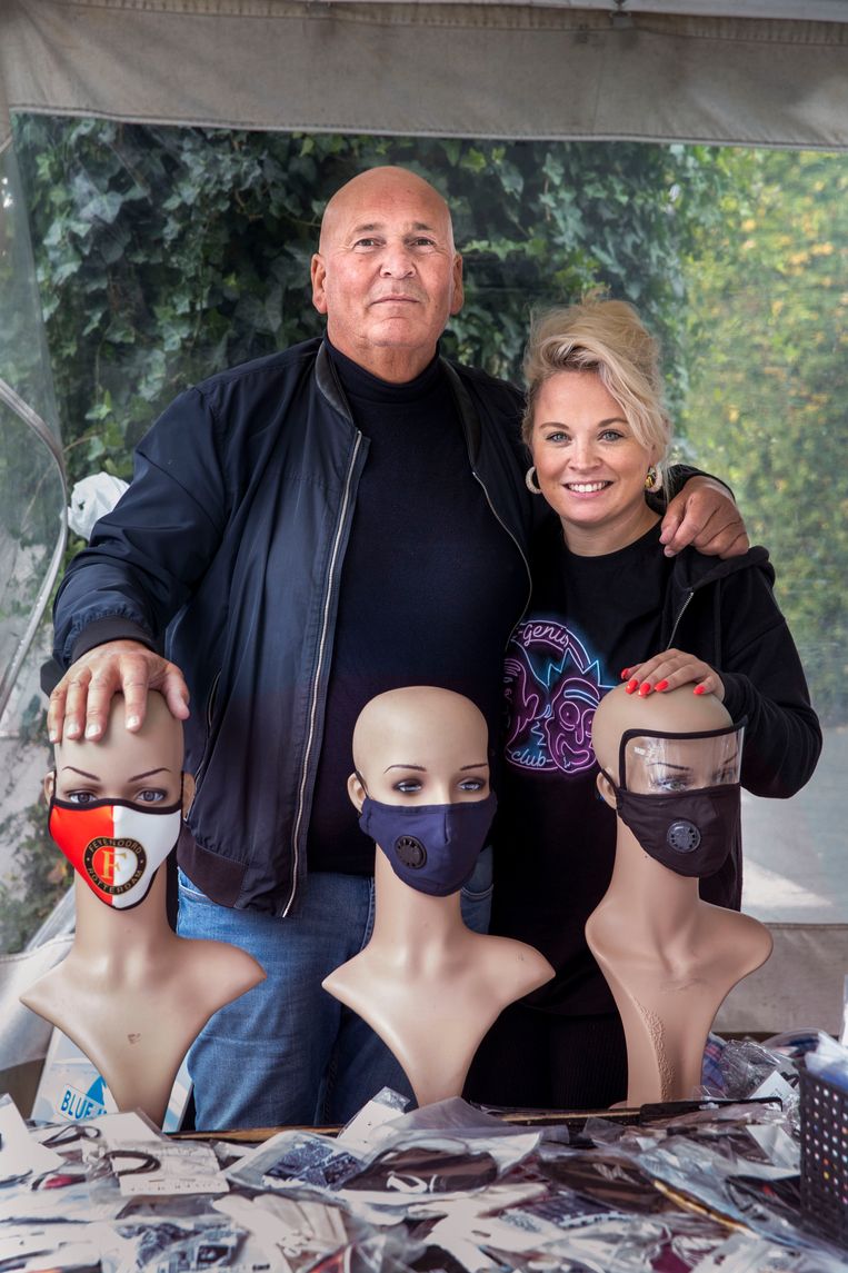 Rob Baan en Celine Langstraat met hun mondkapjes-, handgel- en alcoholkraam. Beeld Arie Kievit