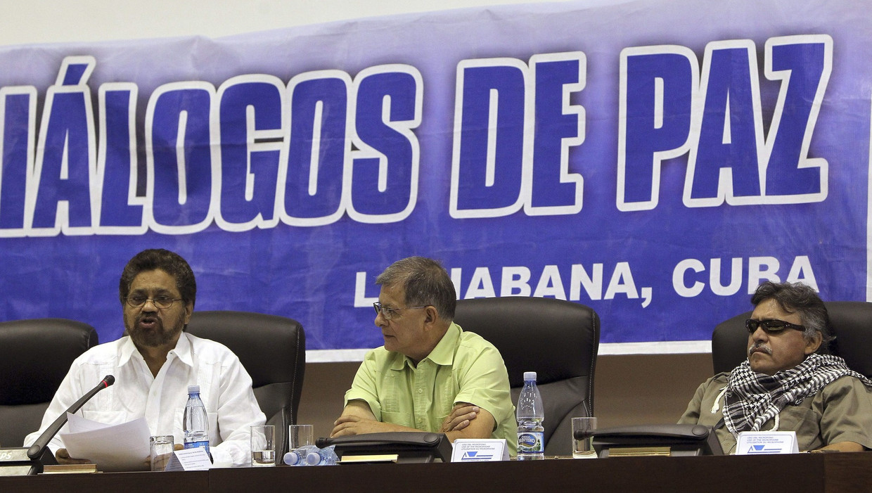 Leiders van de Farc kondigen de wapenstilstand af. Beeld epa