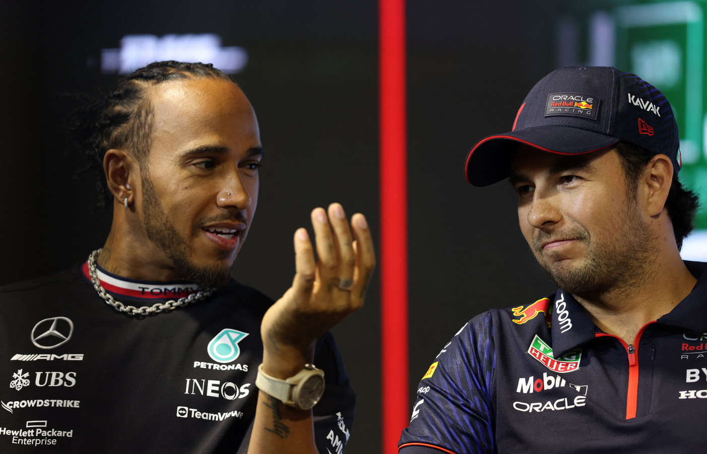 Lewis Hamilton lijkt verbijsterd door verklaringen rivalen ‘Ik denk er
