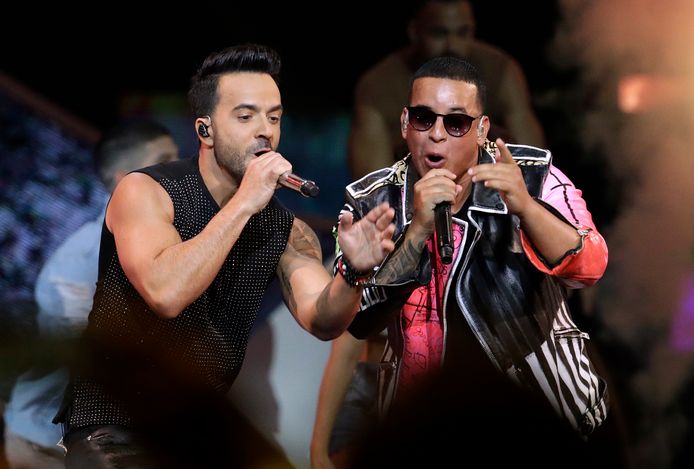 Luis Fonsi en Daddy Yankee op het podium van de Latin Billboard Awards.