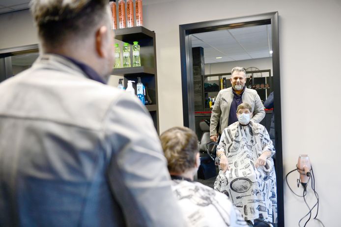 Kapper Fahri Kaya in zijn nieuwe kapsalon