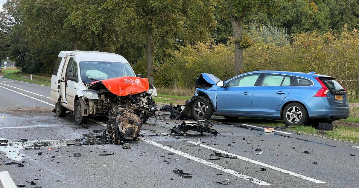 Motorblok vliegt uit Post NL-busje bij zwaar ongeluk, N348 compleet dicht.