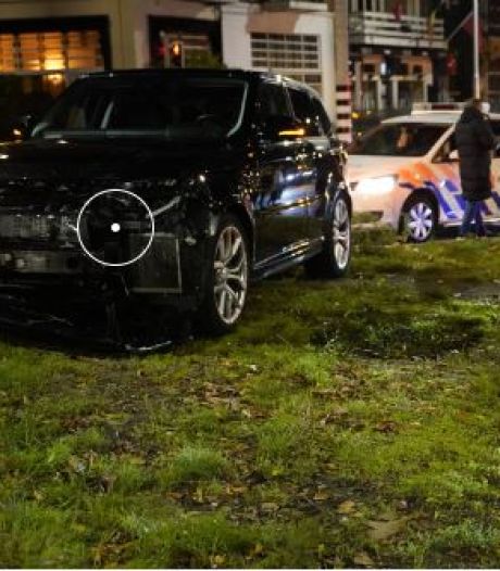 Twee auto’s botsen tegen elkaar in Arnhem
