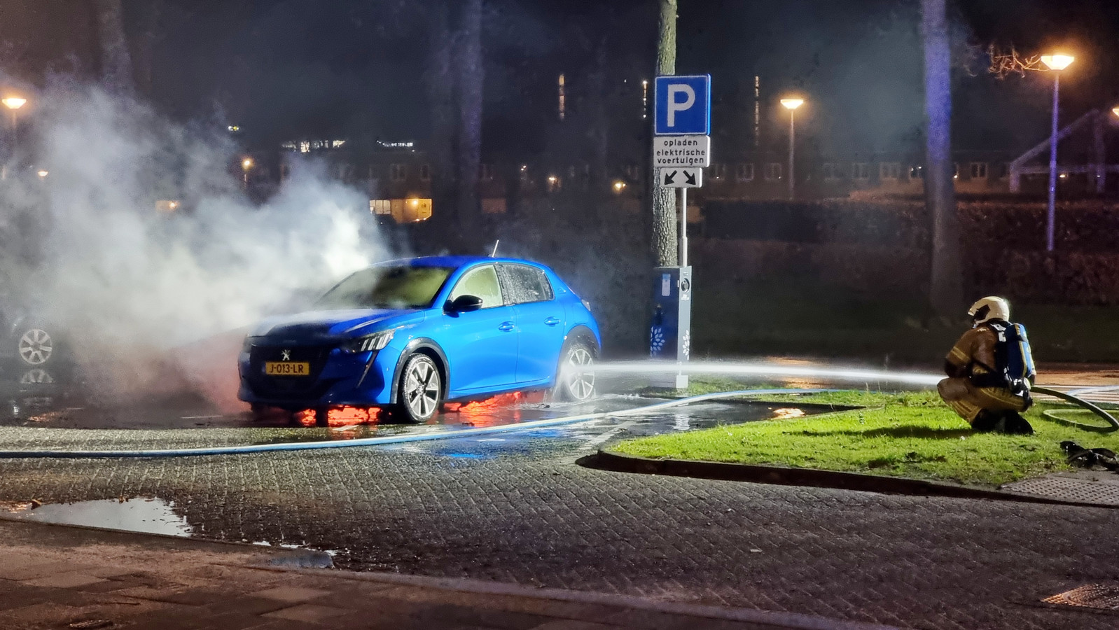 Elektrische auto vliegt in brand, waarschijnlijk door kortsluiting
