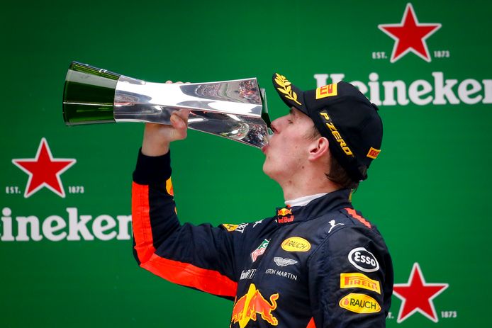 Max Verstappen viert zijn derde plek in China, de honderdste podiumplek voor Red Bull.