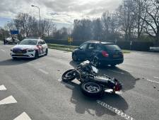 Motorrijder knalt op auto en raakt gewond, lange file door ongeluk