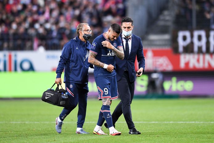 Mauro Icardi verlaat geblesseerd het veld.