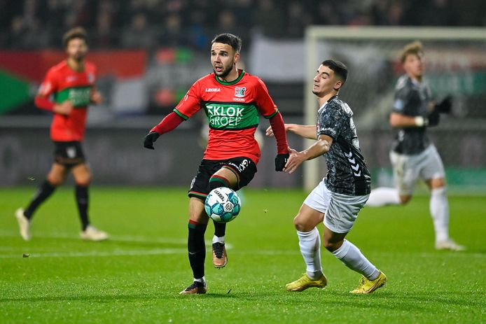 Calvin Verdonk van NEC tikt de bal weg voor Mohamed Bouchouari.