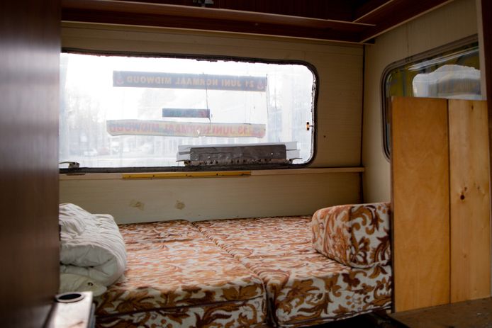 Er liggen matrassen en dekens in de caravan voor de daklozen.