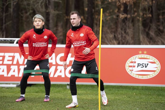 Ritsu Doan en Mario Götze trainen op De Herdgang, daags voor het duel met Maccabi Tel Aviv.