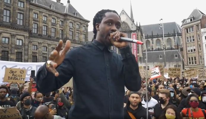 Akwasi tijdens zijn speech op de Dam in 2020 tijdens een Black Lives Matter-demonstratie.