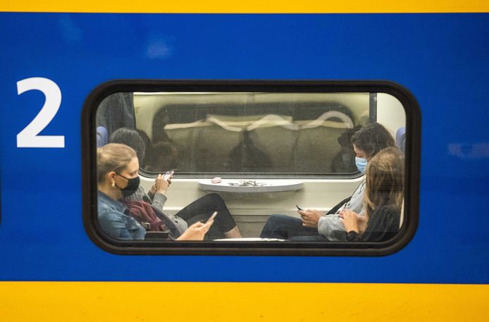 2021-08-30 08:09:23 UTRECHT - Reizigers in de ochtendspits op station Utrecht Centraal. Afgelopen anderhalf jaar zaten studenten nauwelijks in het openbaar vervoer maar met de opening van de hogescholen, mbo's en universiteiten komt daar weer verandering in. ANP JEROEN JUMELET