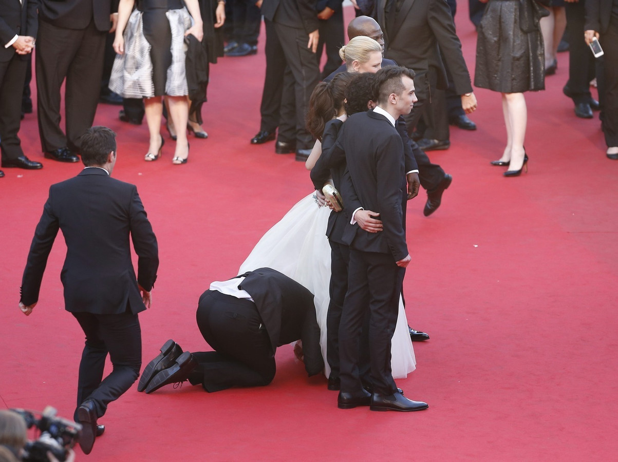 Man duikt onder rok actrice op rode loper Cannes | Foto | hln.be