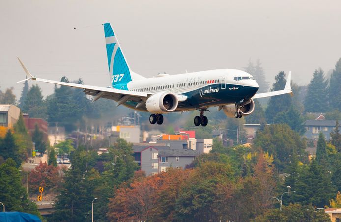 Een Boeing 737 MAX bereidt zich voor op de landing op het vliegveld van Boeing zelf in Seattle.