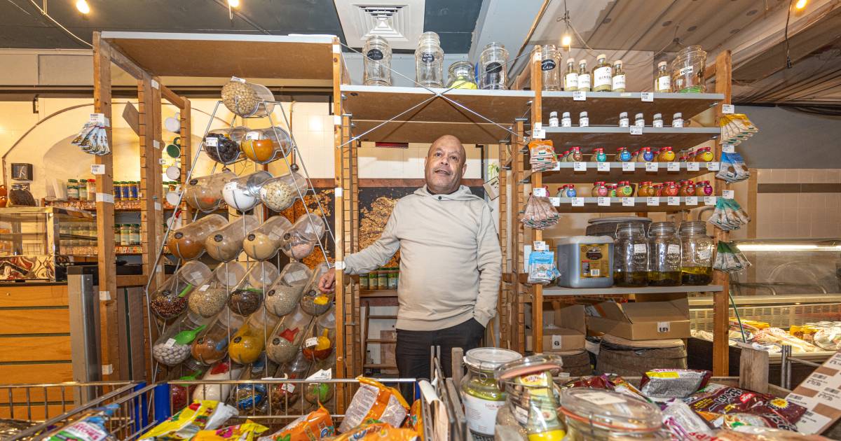 Motorongeluk is dé druppel voor Toby : hij sluit met een traan zijn populaire kruidenwinkel.