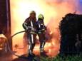 Ruim twee uur werk had de brandweer Etten-Leur nodig om met groot materieel te voorkomen dat de vlammen van een elektrische auto  bij een woonhuis zouden overslaan naar omliggende panden.