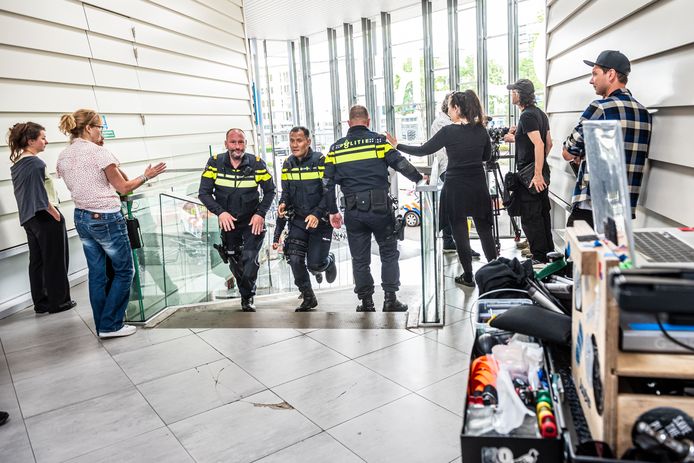 Agenten rennen de trappen van winkelcentrum De Ridderhof op. Geen paniek! Het winkelcentrum is slechts decor voor filmopnames.