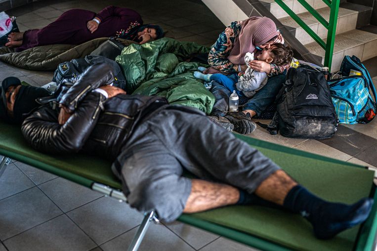 Net gearriveerde migranten in het politiebureau in Kabeliai. Beeld Joris van Gennip