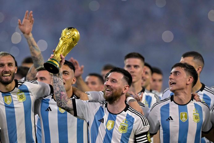 Lionel Messi en zijn ploeggenoten tonen opnieuw de wereldbeker aan de fans.