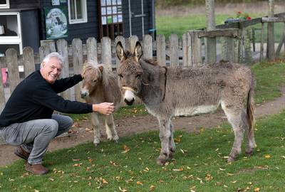 Mark Vos beloofde op het graf van zijn hond Rakker zich in te zetten voor dieren: ‘Meer dan ooit nod