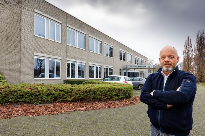 Twan van Schaaijk voor het pand waarin JJM arbeidsmigranten tijdelijk wil huisvesten.