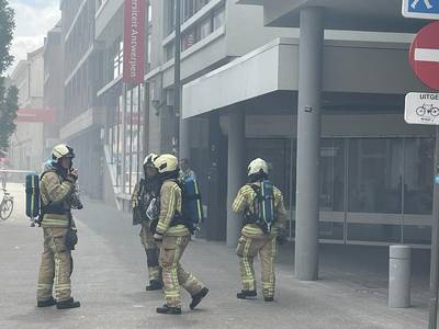 Brand aan de UA in de omgeving van de Prinsstraat: beelden tonen dikke rookpluim boven de dakkapel