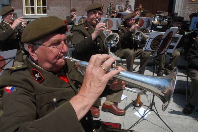 Het Reünie Orkest Artillerie Trompetterkorps (ROA) speelde behalve het Wilhelmus ook een tiental andere muziekstukken